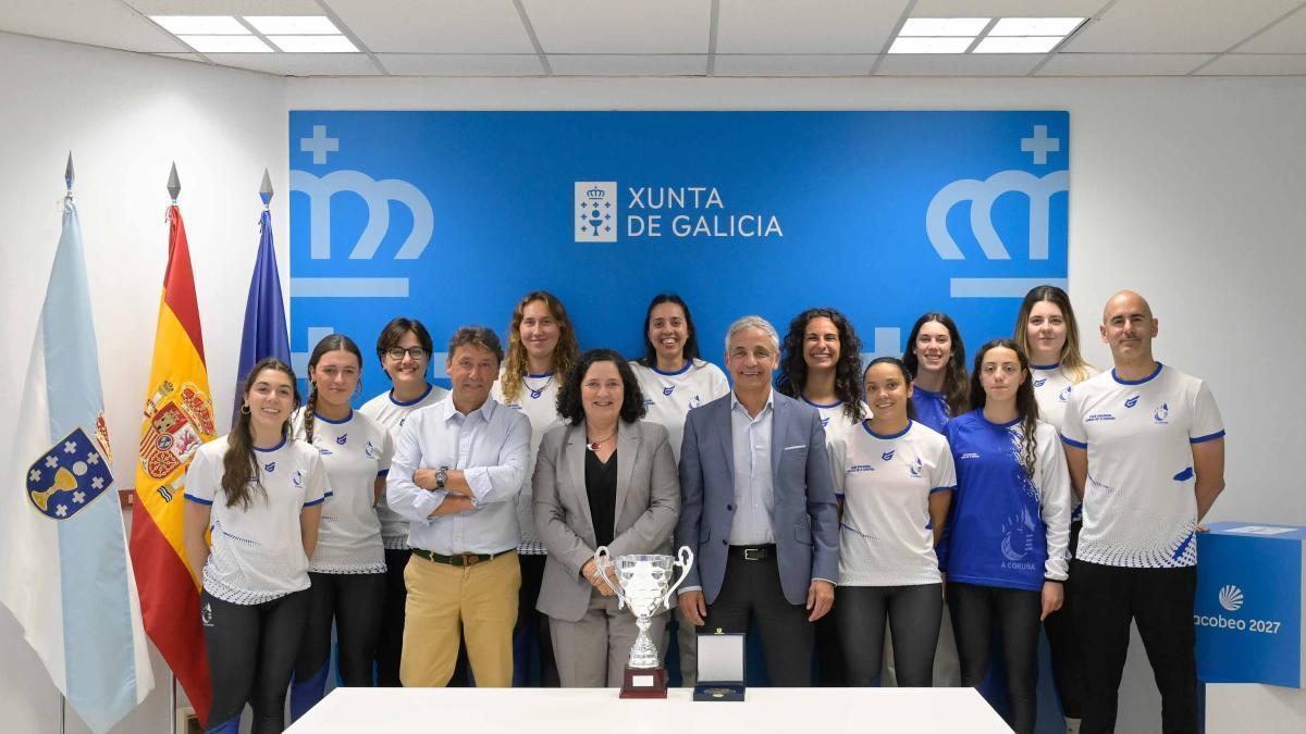 El equipo del CV Ciudad de A Coruña posa en la sede territorial de la Xunta