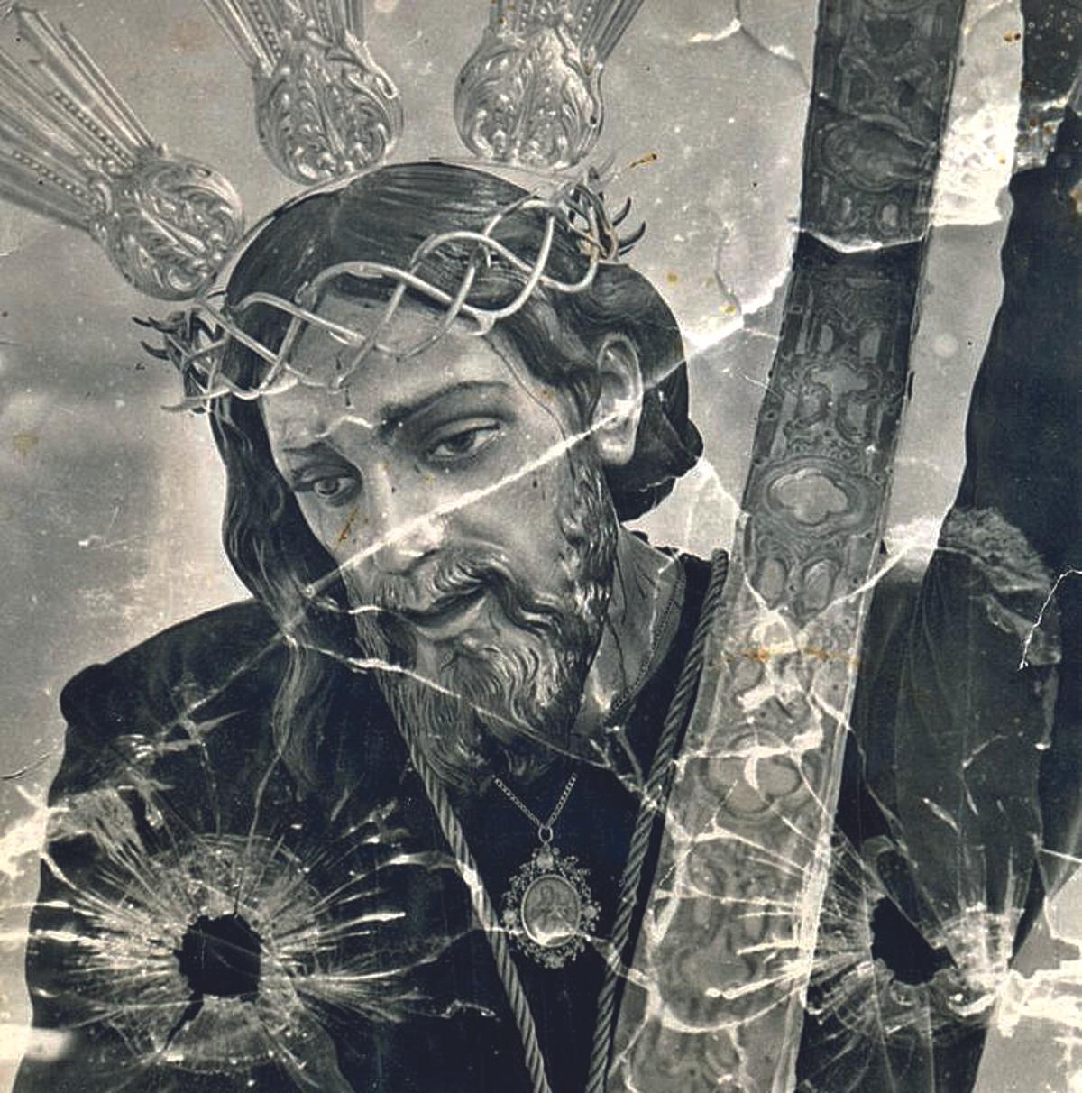 Antiguo cristal tiroteado en el camarín de la imagen de Jesús Nazareno en la iglesia de San Francisco de Baena.