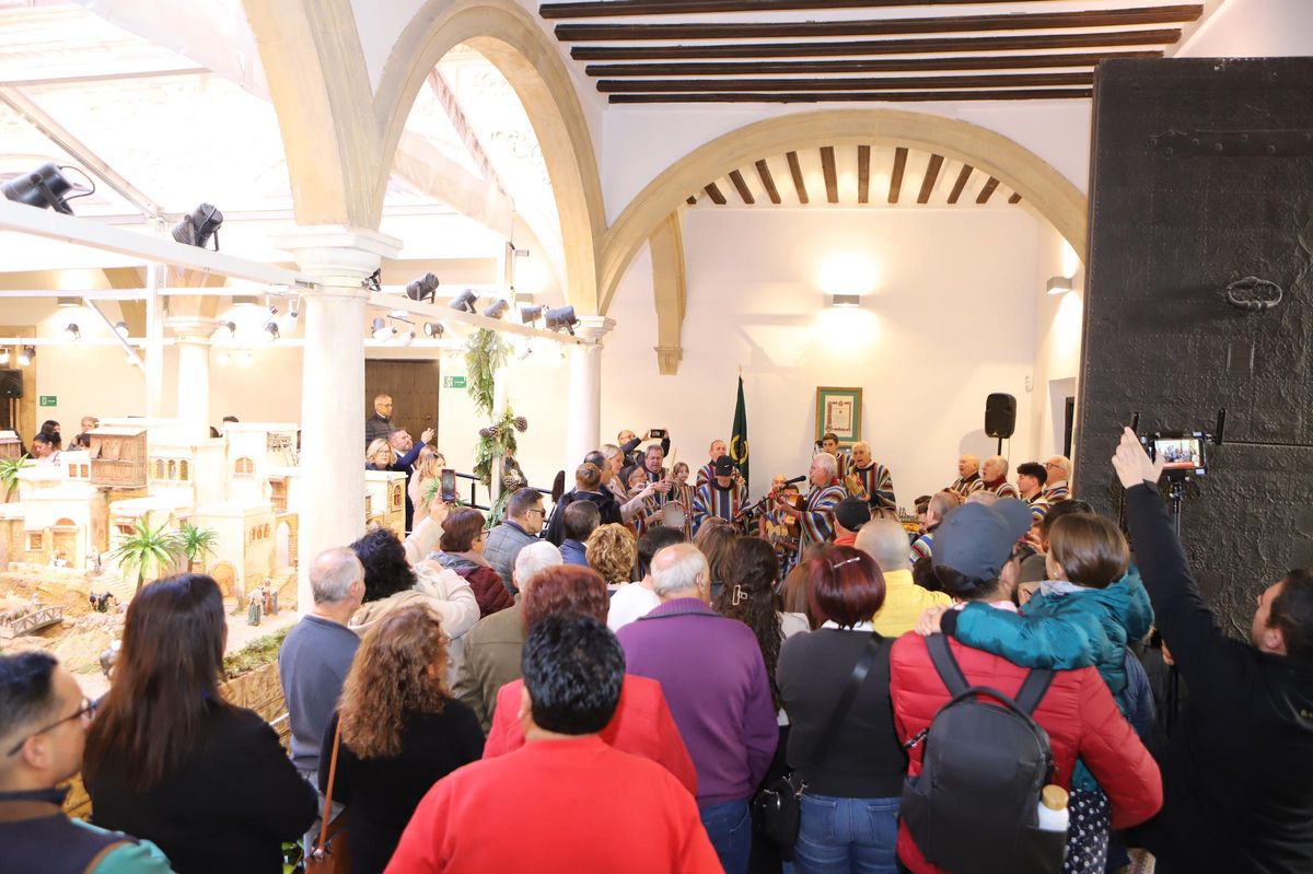 La peña 'La Jarapa' amenizaba el acto de inauguración.