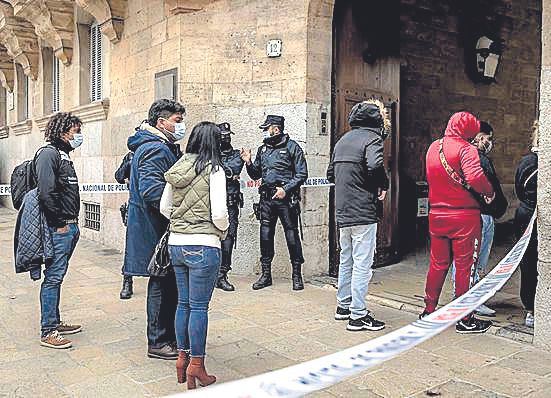 ‘La Paca’ arropa a su hermano a las puertas de la Audiencia Provincial