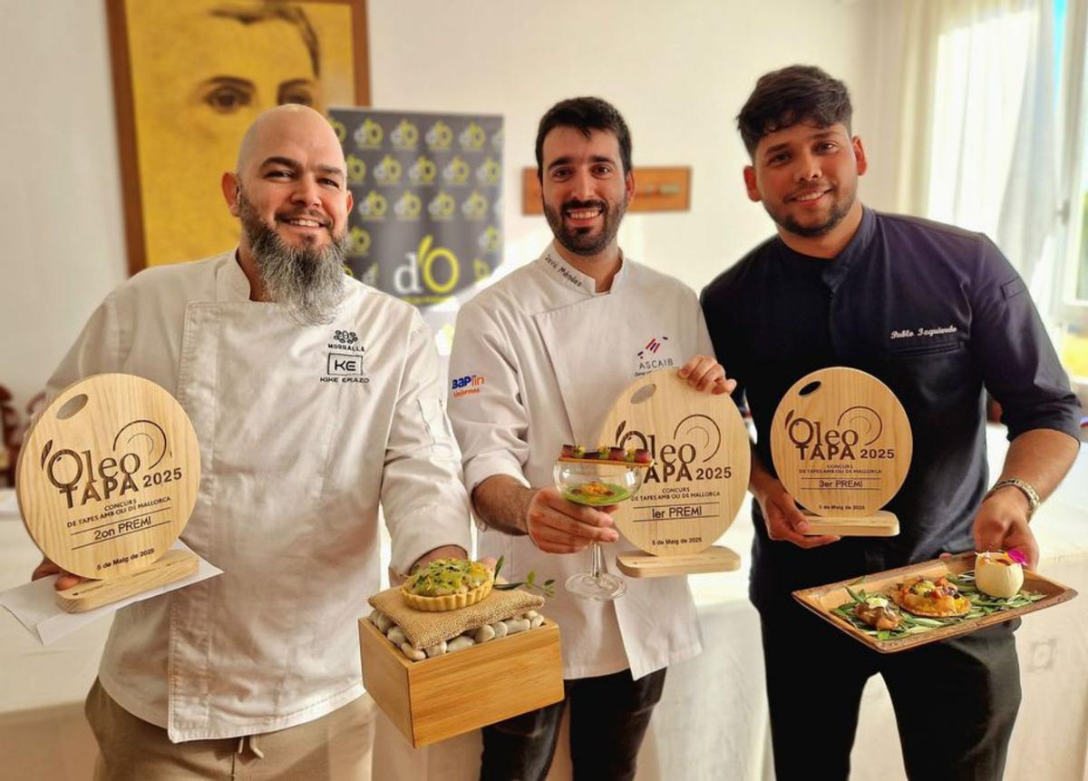 Los tres ganadores de Oleotapa 2025, con David Méndez en el centro.