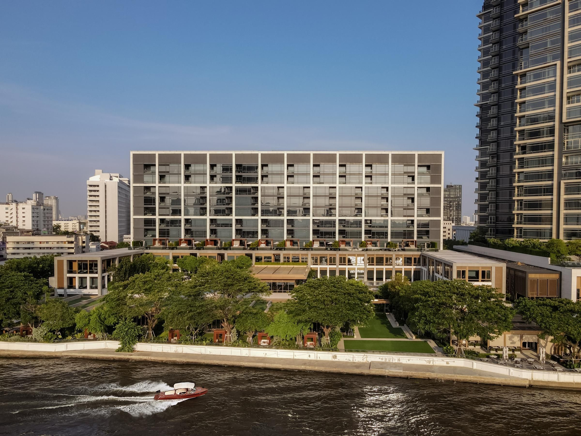 Vista exterior del hotel Capella Bangkok, a orillas del río.