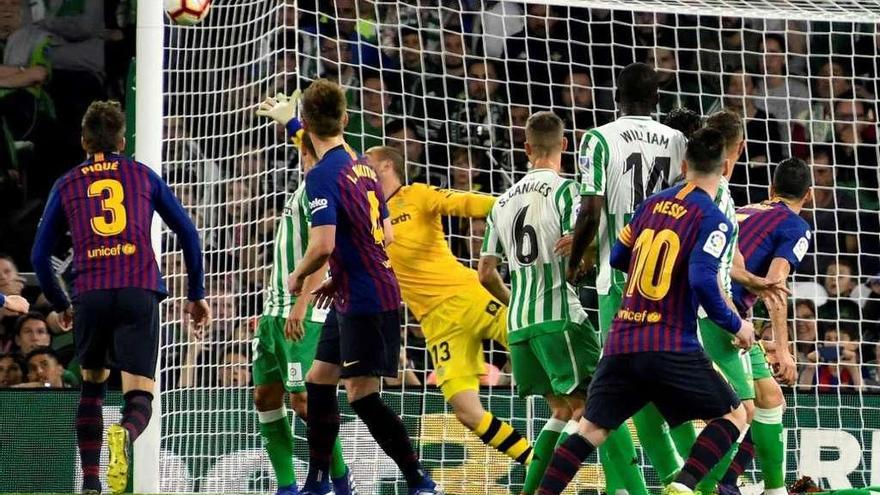 El balón impulsado por Messi en una falta entra por la escuadra del portal de Pau López. // Raúl Caro