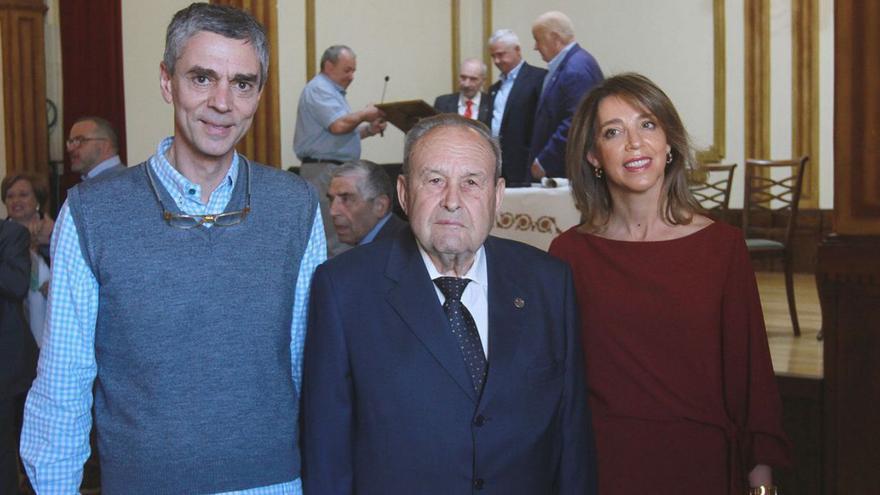 Enrique Santana, Máximo Campos y Sonia Fernández, ayer, en el Liceo de Ourense.   | // IÑAKI OSORIO