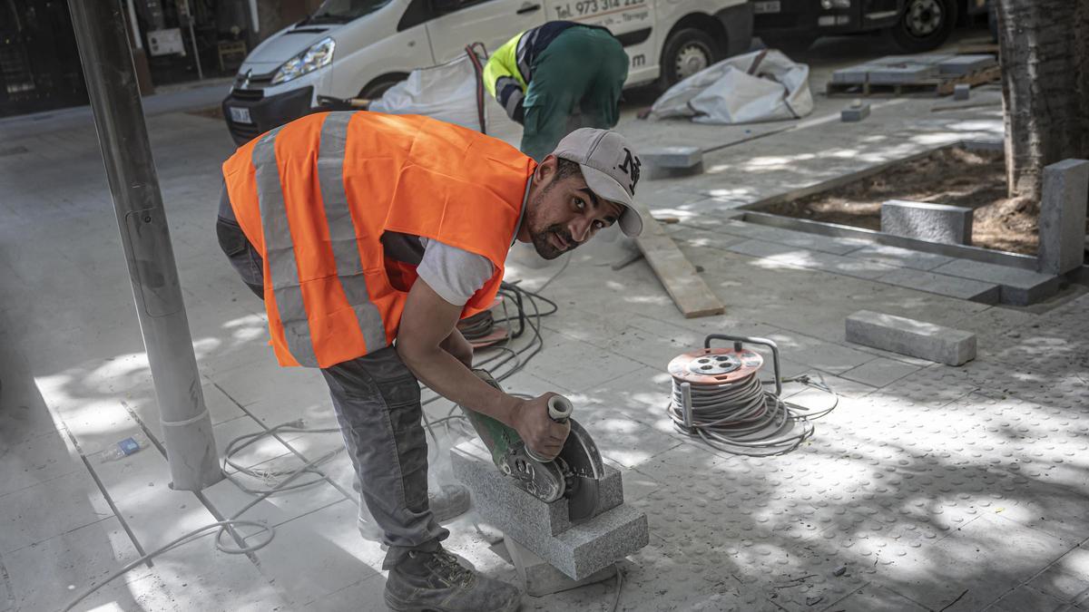 Trabajos en el espacio público en Barcelona, en abril pasado.