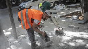 Trabajos en el espacio público en Barcelona, en abril pasado.