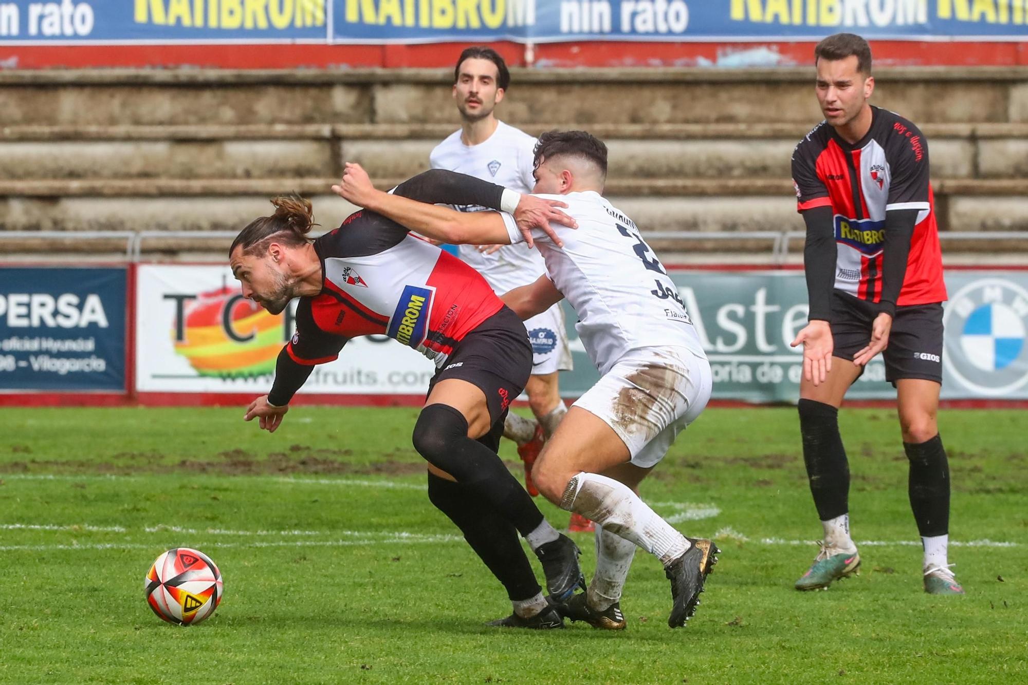 Las imágenes de la victoria del Arosa ante el Silva sobre el lodazal de A Lomba