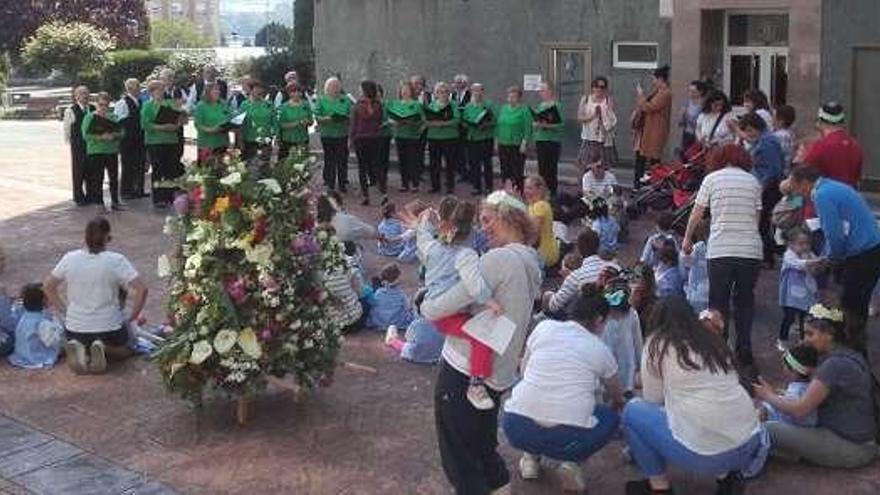 NIños de A Tartaruga celebran Os Maios, ayer, en Fonteculler.