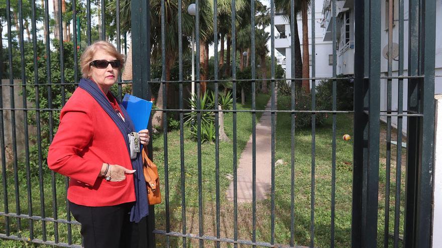 La presidenta de la asociación de vecinos Una Nueva Realidad, María José García, este martes ante el pasaje peatonal cerrado.