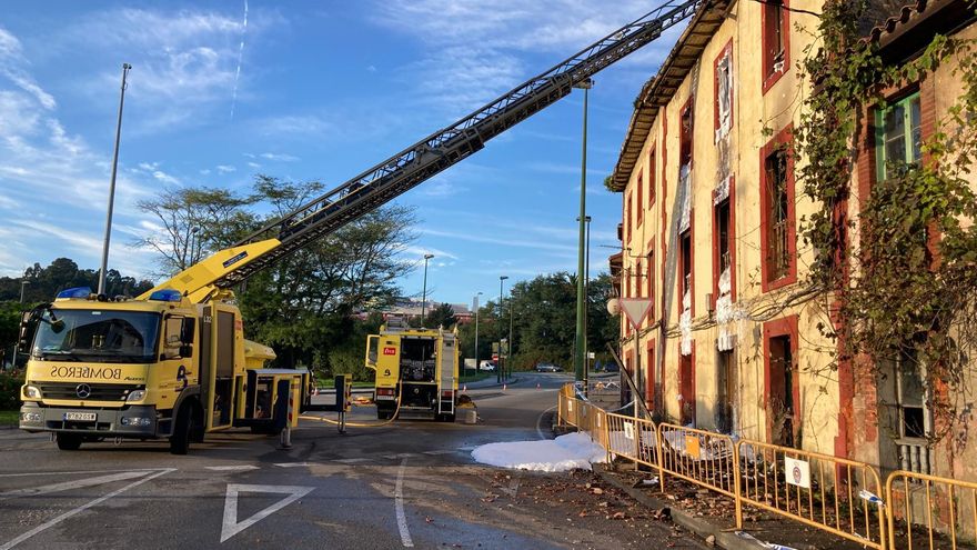 Un incendio calcina una casa de tres plantas en la entrada a Avilés por la carretera de Grado