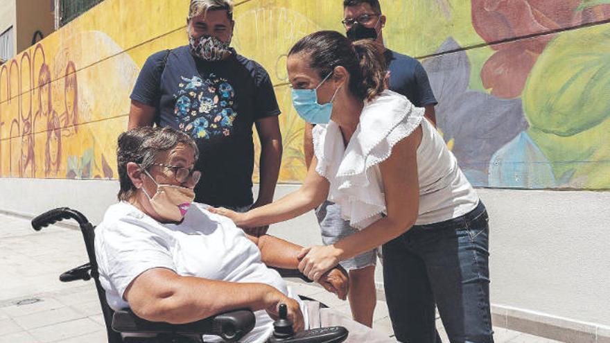 La alcaldesa de Santa Cruz saluda a Rosario Sánchez, presidenta de la Asociación de Vecinos Mortes Afonso, en una visita a la remozada plaza de Santa Clara.