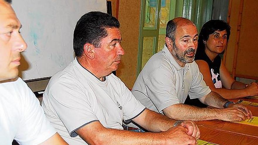 Representantes da coral polifónica de Bueu e da asociación Cacarexo, onte durante a presentación