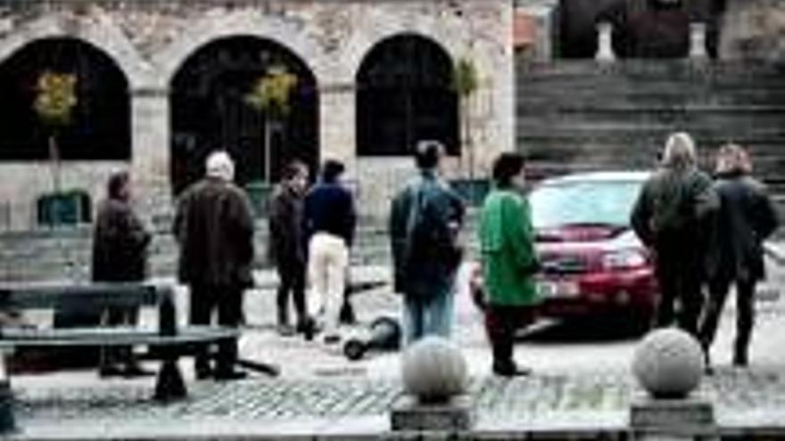 Huye con su vehículo tras causar daños en la plaza