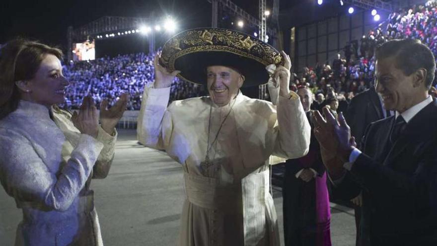 El Papa, con sombrero mexicano ante Peña Nieto y su esposa. // Reuters