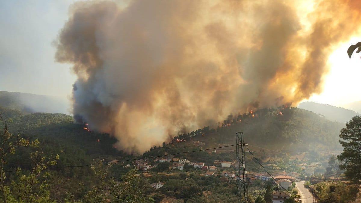 El incendio de Las Hurdes amenaza la alquería de Cerezal.