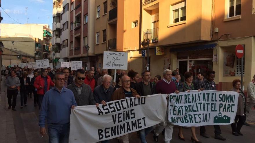 Los vecinos de Benimàmet reclaman en la calle el inicio inmediato del Parque Lineal