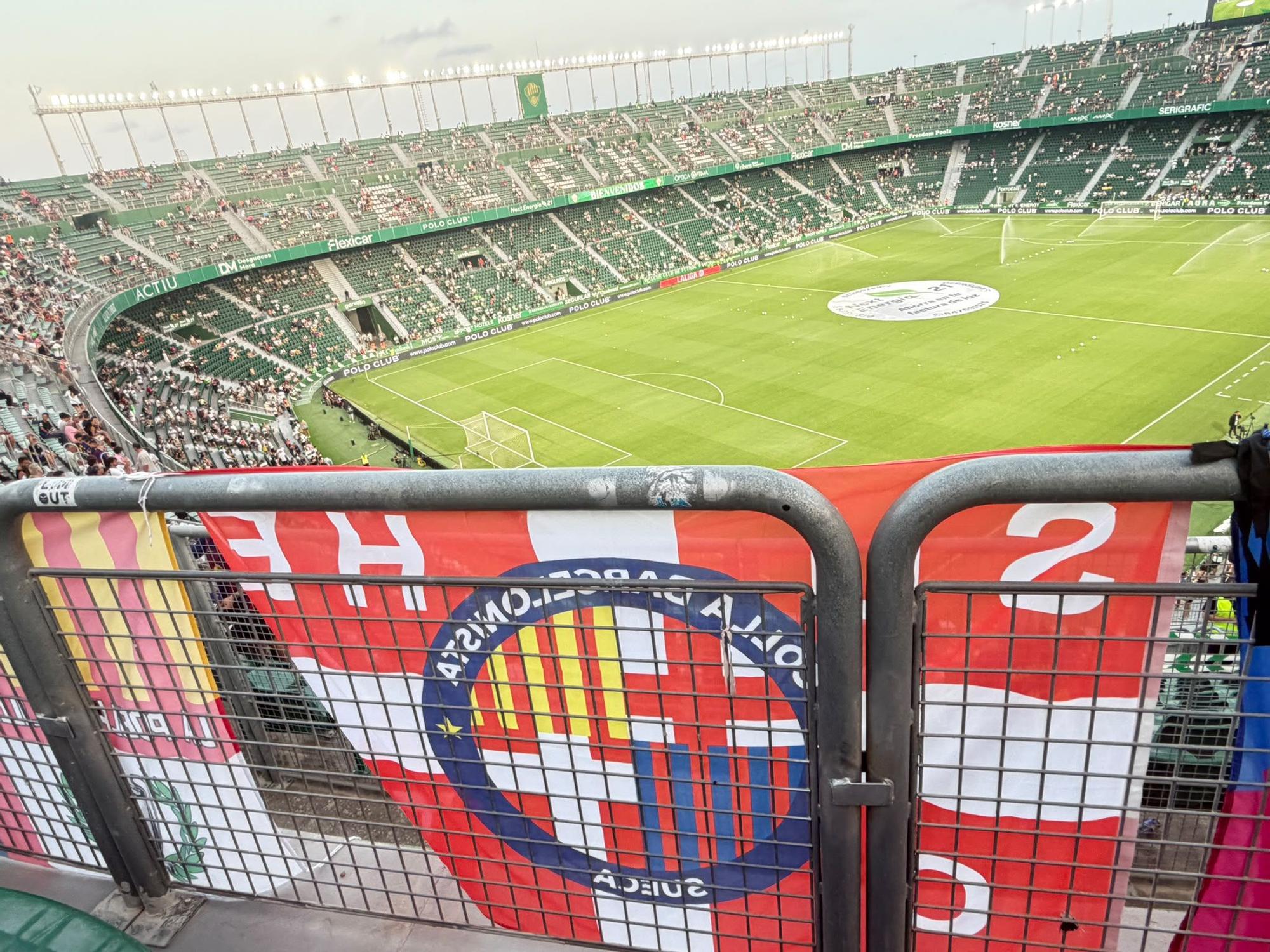 La bandera de la Colla Barcelonista de Sueca penjada en l'estadi de l'Elx CF.