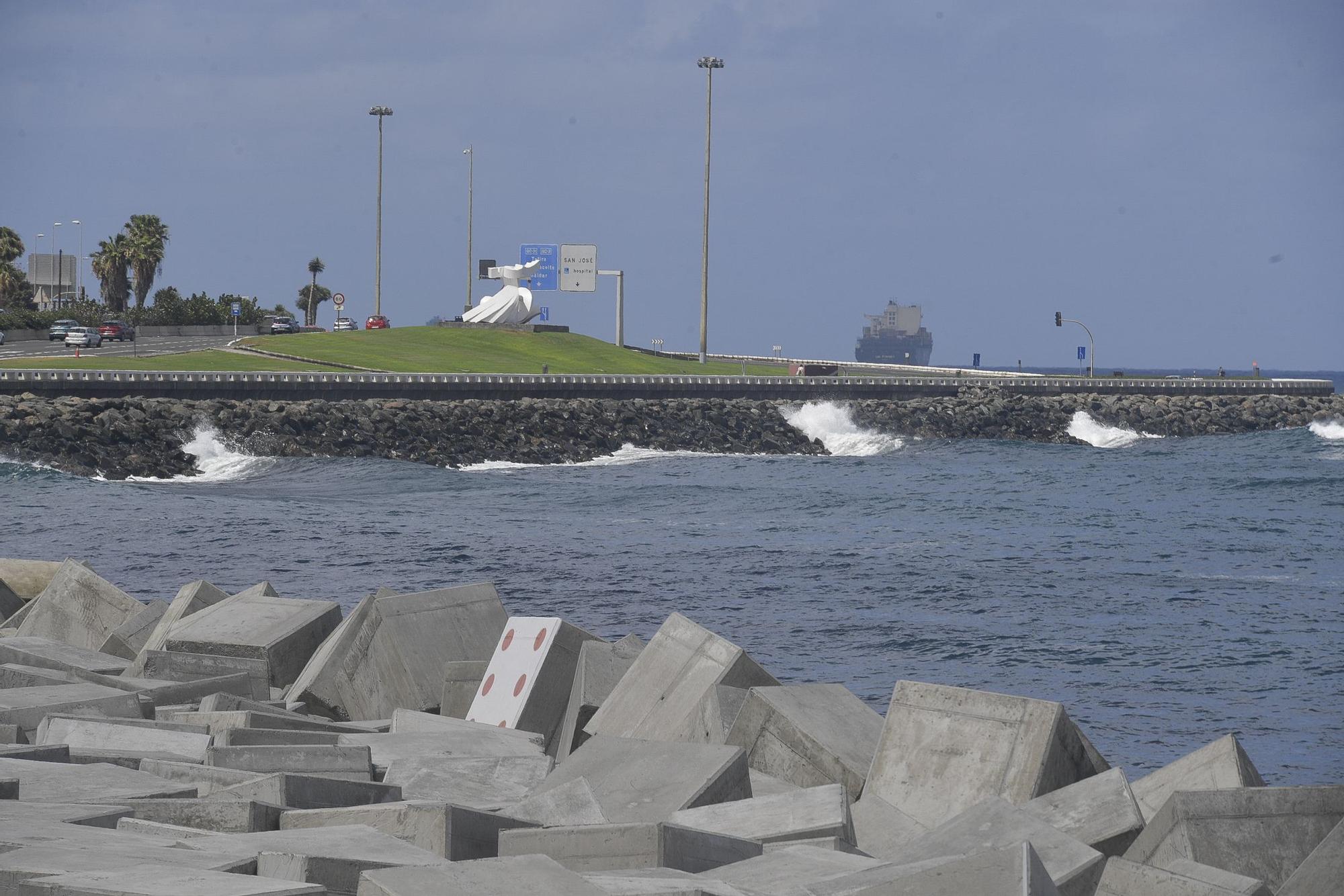 Los cubos del rompeolas de la Avenida Marítima han sido pintados como si fueran parte de un juego de mesa cuyo tablero es el paseo 