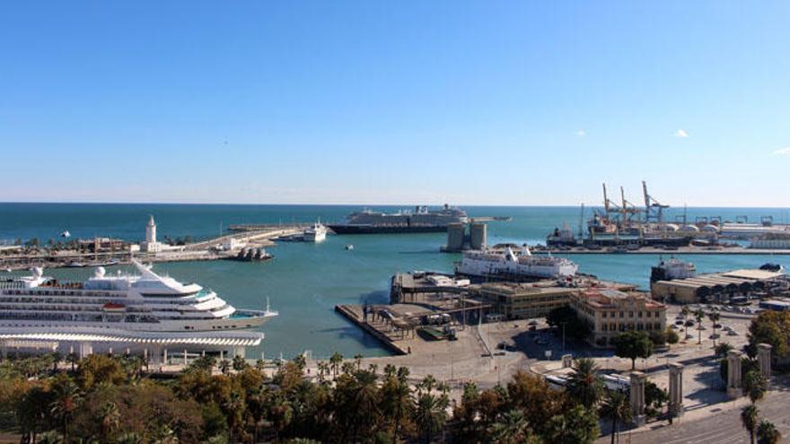 Vista general panorámica del puerto de Málaga.