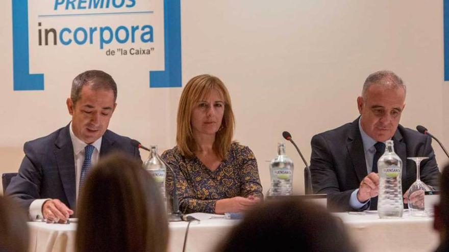 Por la izquierda, José Manuel Bilbao, director territorial de La Caixa, la edil María Luisa Ponga y Jaume Ferrer, director del departamento de integración sociolaboral de La Caixa.