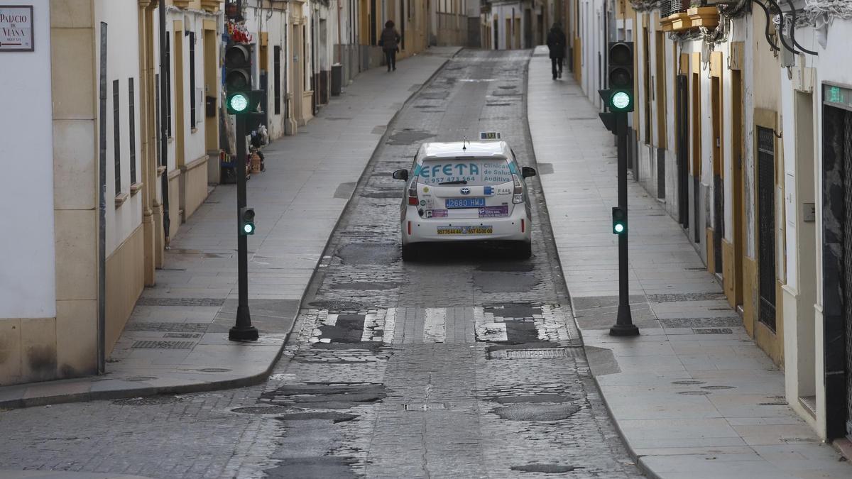 Estado de la calzada de la calle Alfaros antes de la obra.