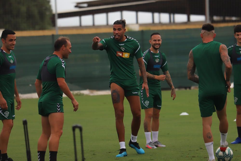 Se trata de su primer entrenamiento en este complejo deportivo para preparar el partido de mañana (22.00) en el Martínez Valero frente al Real Zaragoza.