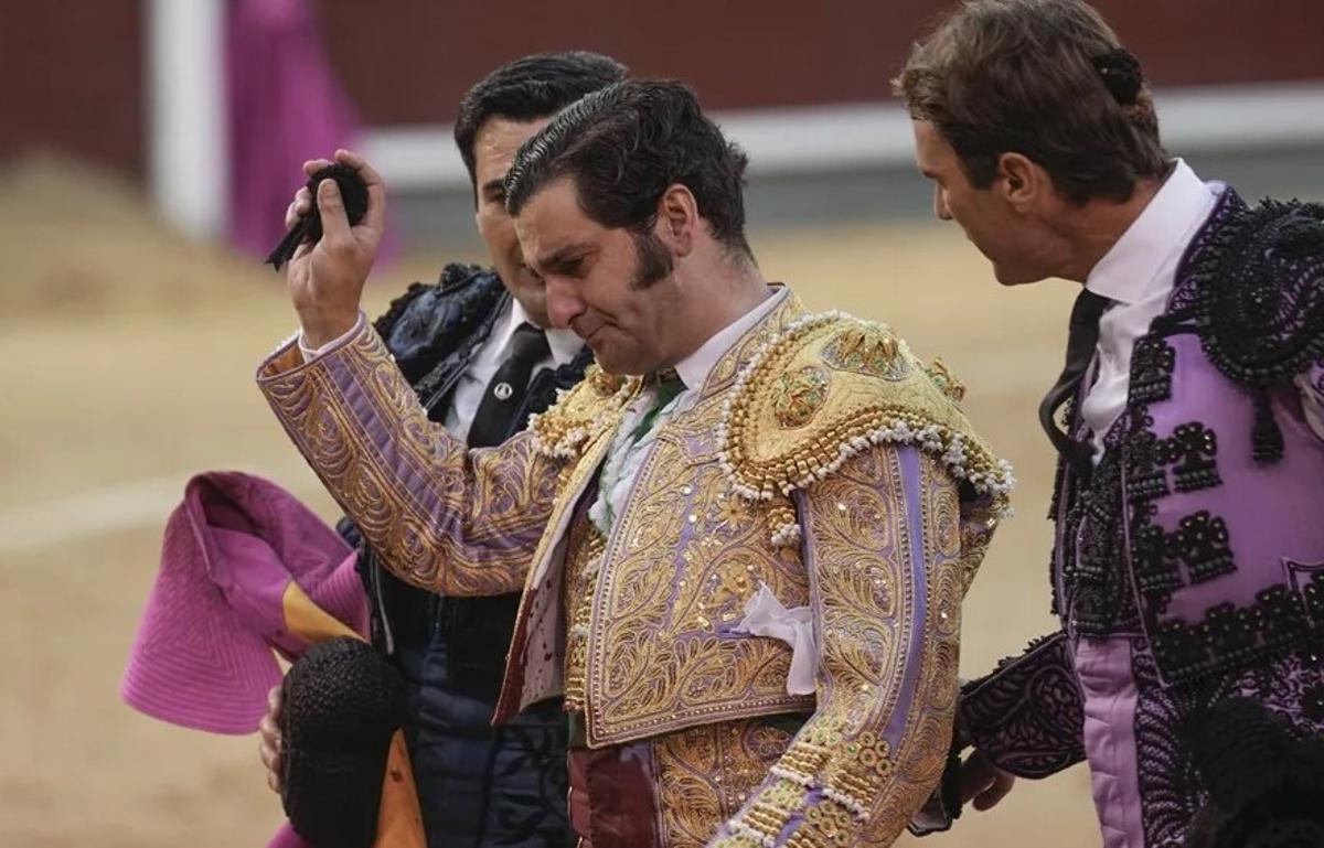 Morante de la Puebla se corta la coleta tras serle concedidas dos orejas en el cuarto toro en Las Ventas.