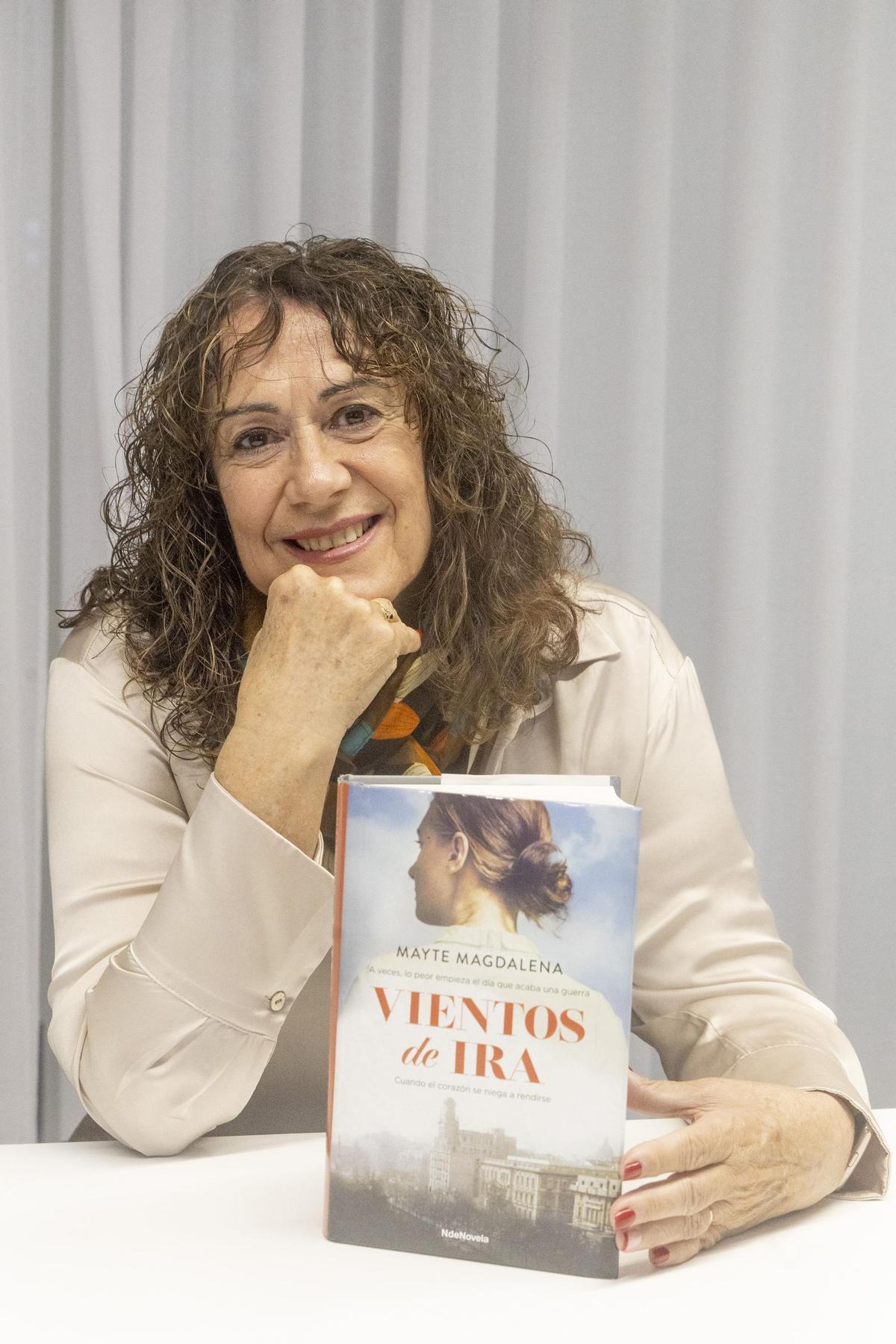 La autora Mayte Magdalena, con su nueva novela "Vientos de ira", en la sede de INFORMACIÓN en Alicante