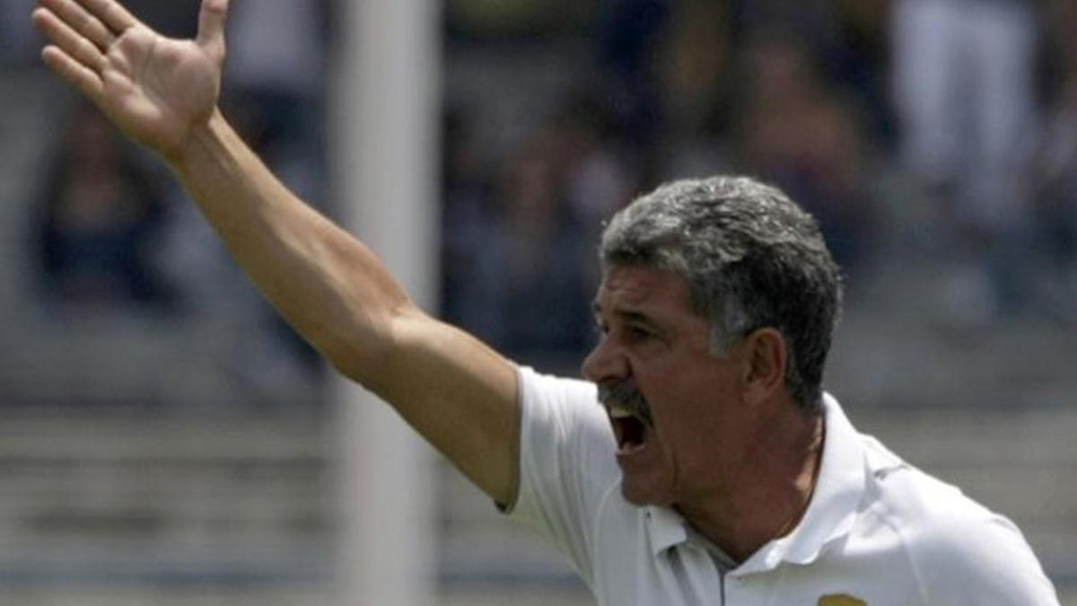 Ricardo Ferretti en un partido con la selección mexicana