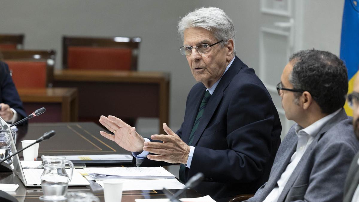 El exconsejero de Sanidad del Gobierno de Canarias Julio Pérez ha comparecido este lunes ante la comisión que en el Parlamento de Canarias investiga la compra de material sanitario durante la covid-19.
