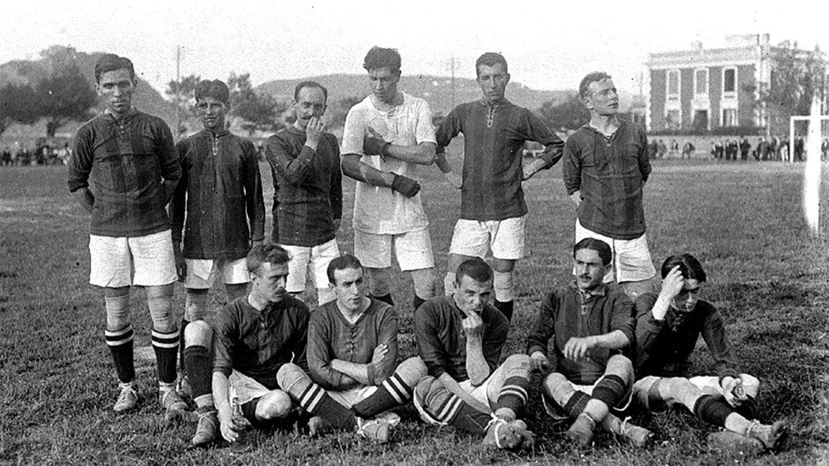 Una formación del Barça contra la Real Sociedad del 24 de junio de 1912 en Ondarreta