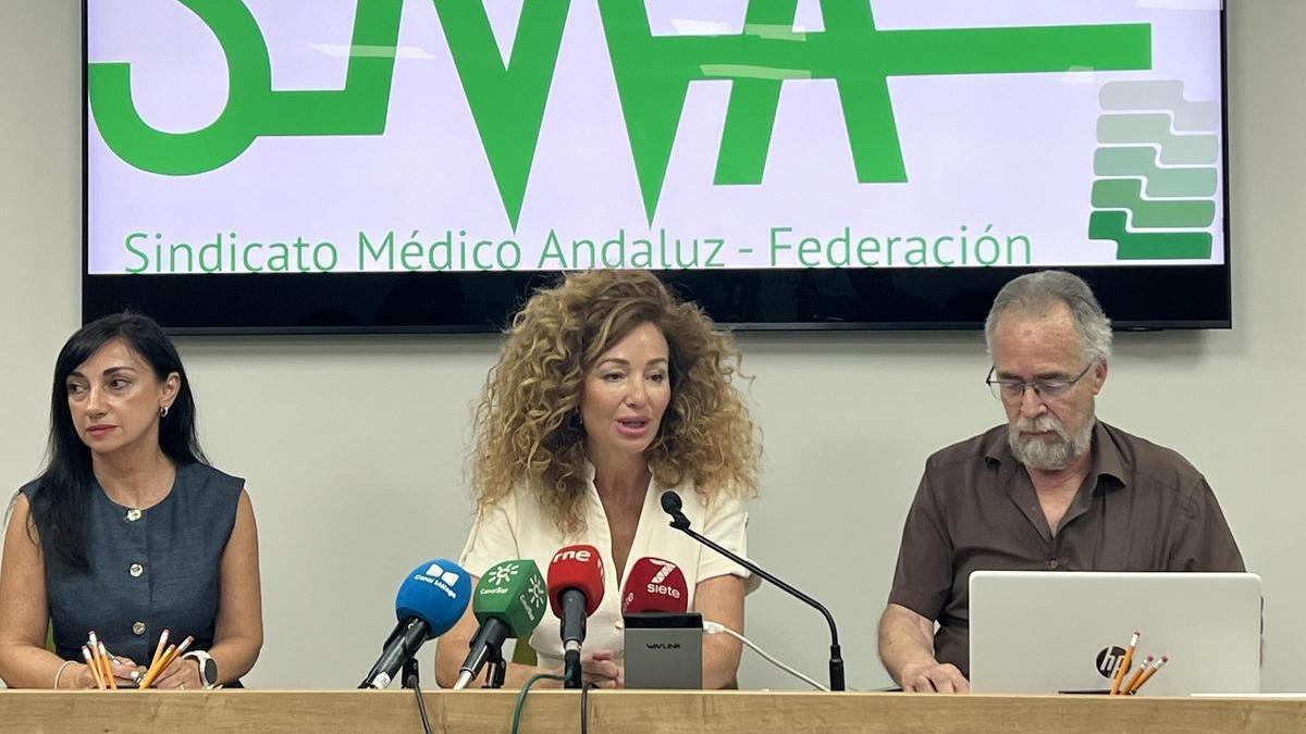 Ana Duarte, Virginia Ortega y Antonio de la Cruz durante la rueda de prensa en la sede del Sindicato Médico de Málaga.