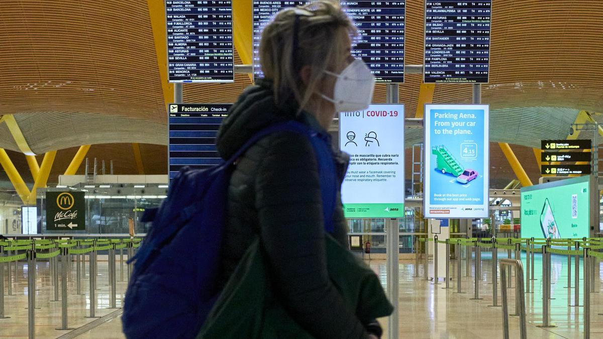 Una mujer en el aeropuerto de Barajas.