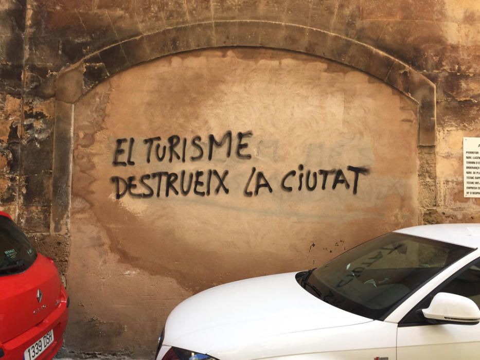 Palma se llena de pintadas contra el turismo