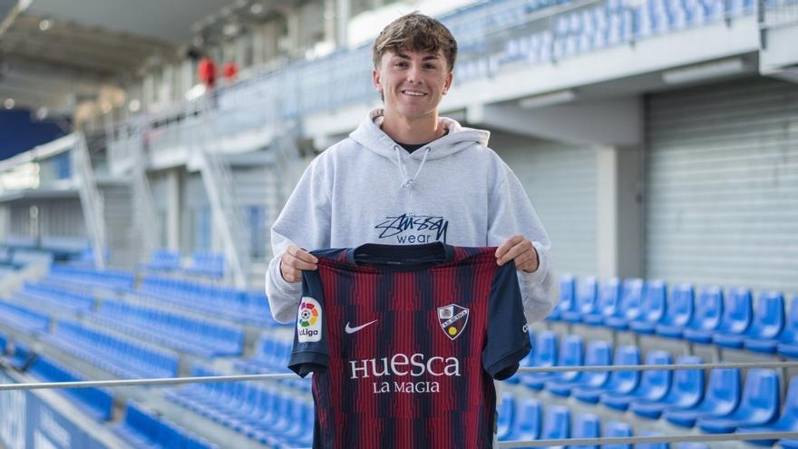 Manu Rico posa con la camiseta del Huesca tras su renovación.