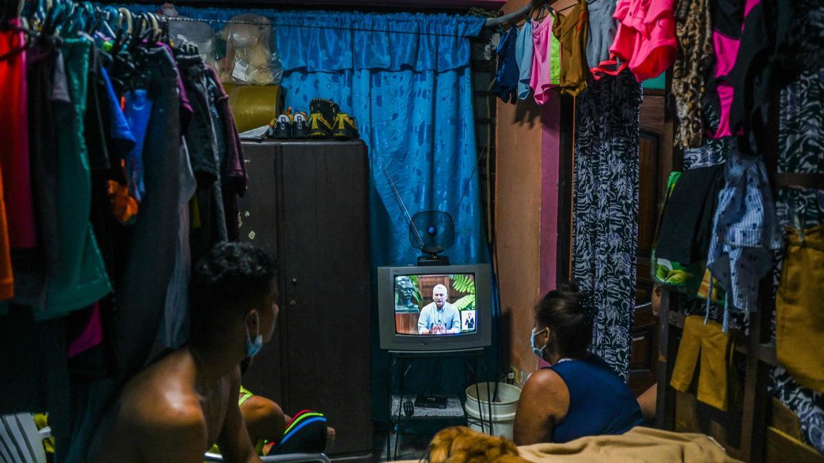 Una familia cubana viendo al presidente Miguel Deaz-Canel en una televisión en la Havana.