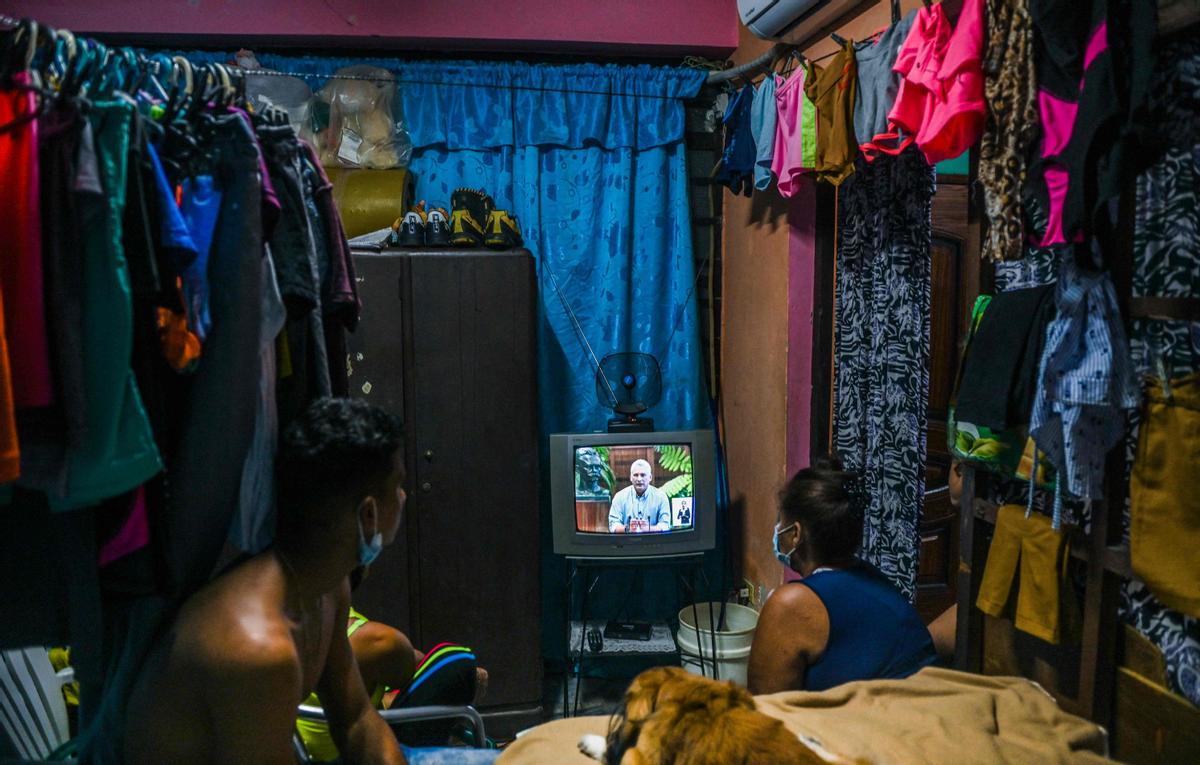 Una familia cubana viendo al presidente Miguel Deaz-Canel en una televisión en la Havana.