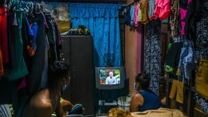 Una familia cubana viendo al presidente Miguel Deaz-Canel en una televisión en la Havana.