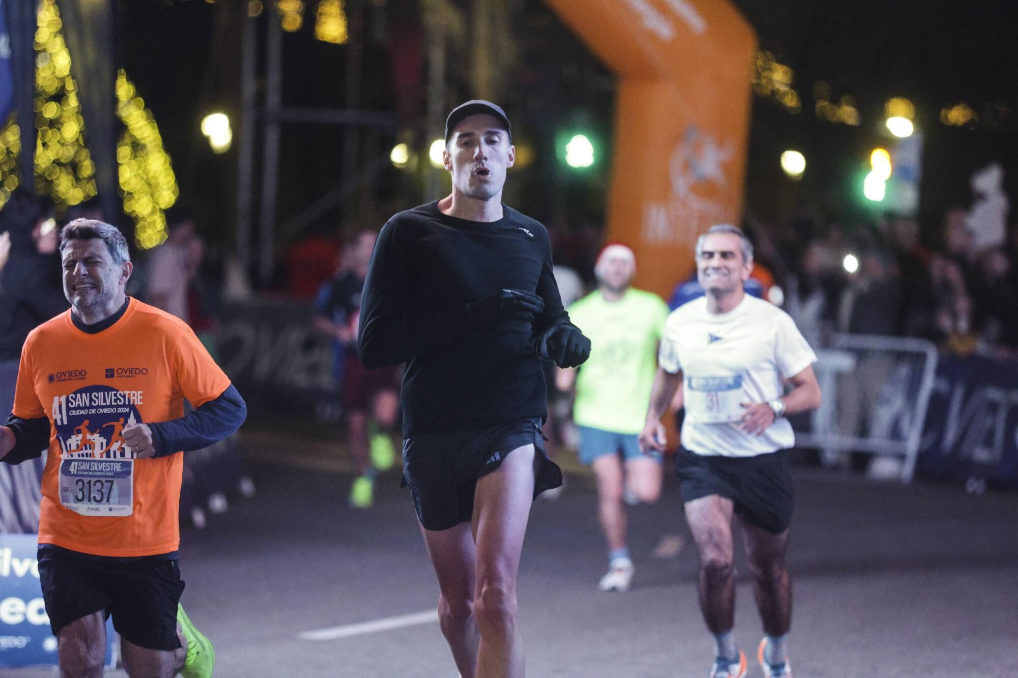 EN IMÁGENES: Alejandro Onís y Mariam Benkert saltan del segundo al primer puesto en la San Silvestre de Oviedo