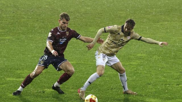 Ander Vidorreta pelea un balón con Raúl Tavares.