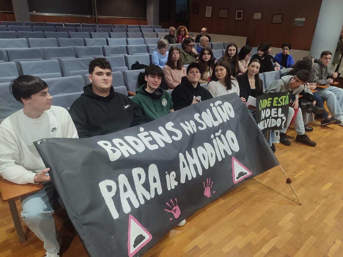 Estudiantes del IES María Soliño con las pancartas para exigir seguridad vial en Monte Carrasco.