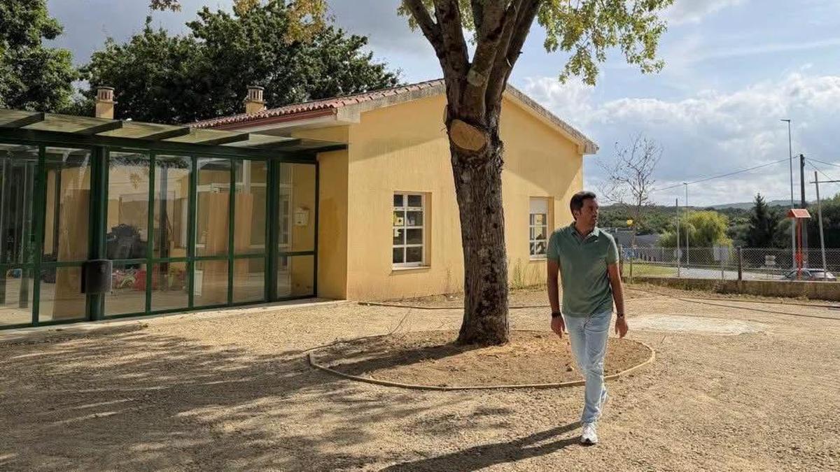 El alcalde de Oroso, Alex Doval, visitando las obras de rehabilitación de la Escola Infantil da Ulloa.
