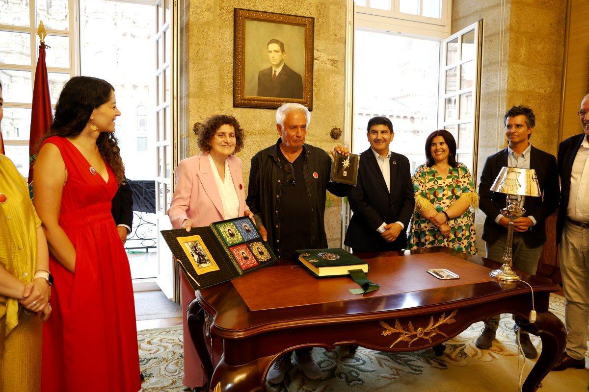 Ghaleb Jaber Ibrahim, entre representantes institucionales tras firmar en el libro de la ciudad.