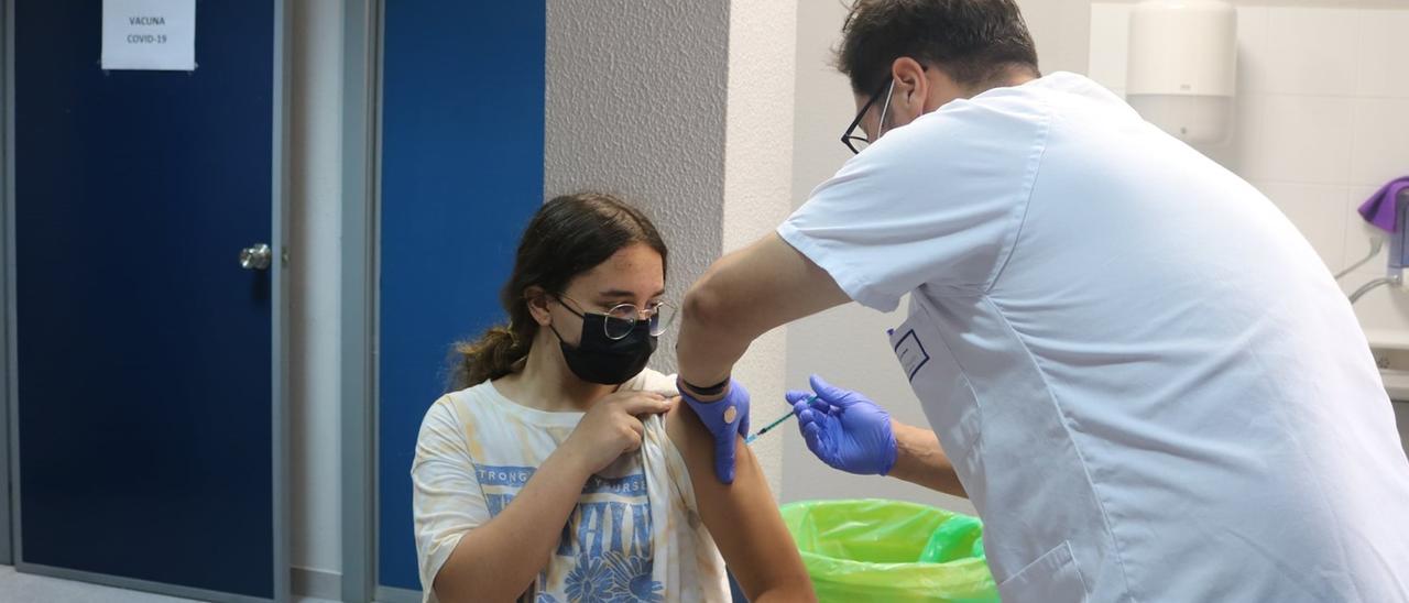 Una adolescente se vacuna contra el coronavirus en el punto insular de Vacunación en Valterra, en Arrecife de Lanzarote.