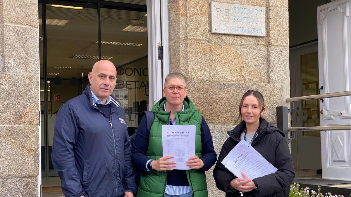 Cecilia Vázquez, en el centro, con los ediles del PP Eduardo Rodríguez y Araceli López.