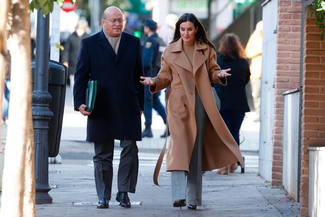 El look 'working' de invierno de la reina Letizia, con abrigo camel, jersey, pantalón sastre y tacones