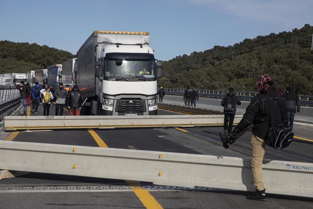 Una acció del Tsunami Democràtic talla l'AP-7 a la Jonquera