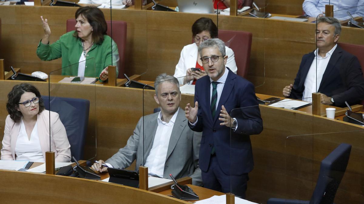 El conseller de Hacienda, Arcadi España, durante su intervención