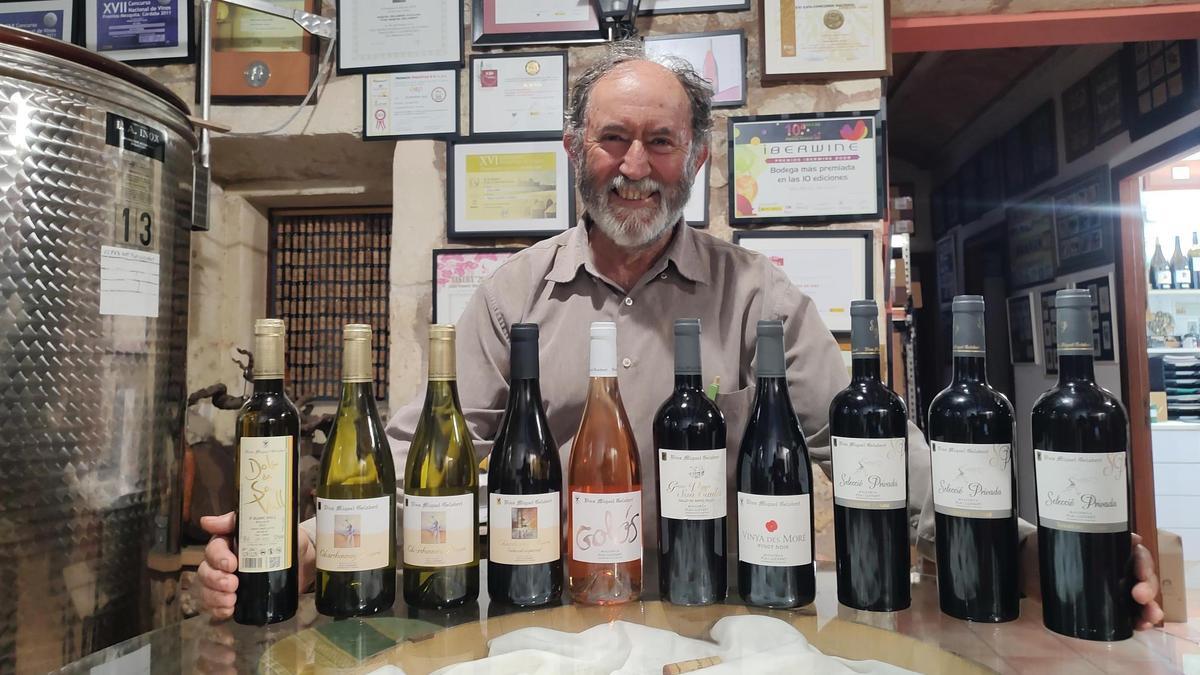Miquel Gelabert, orgulloso con sus diez vinos premiados