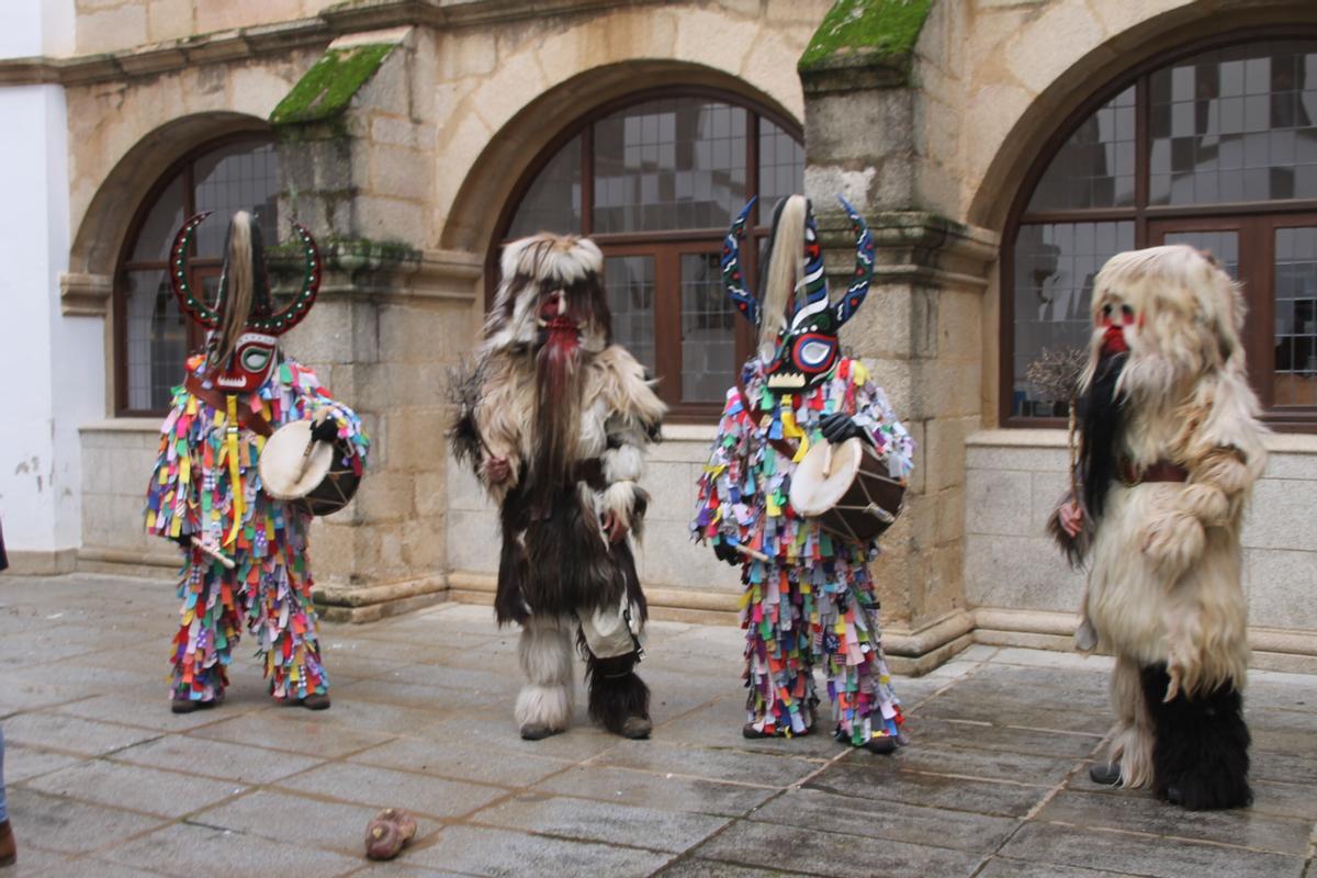 Las carantoñas coincidieron con los Jarramplas en la Diputación de Cáceres esta mañana.